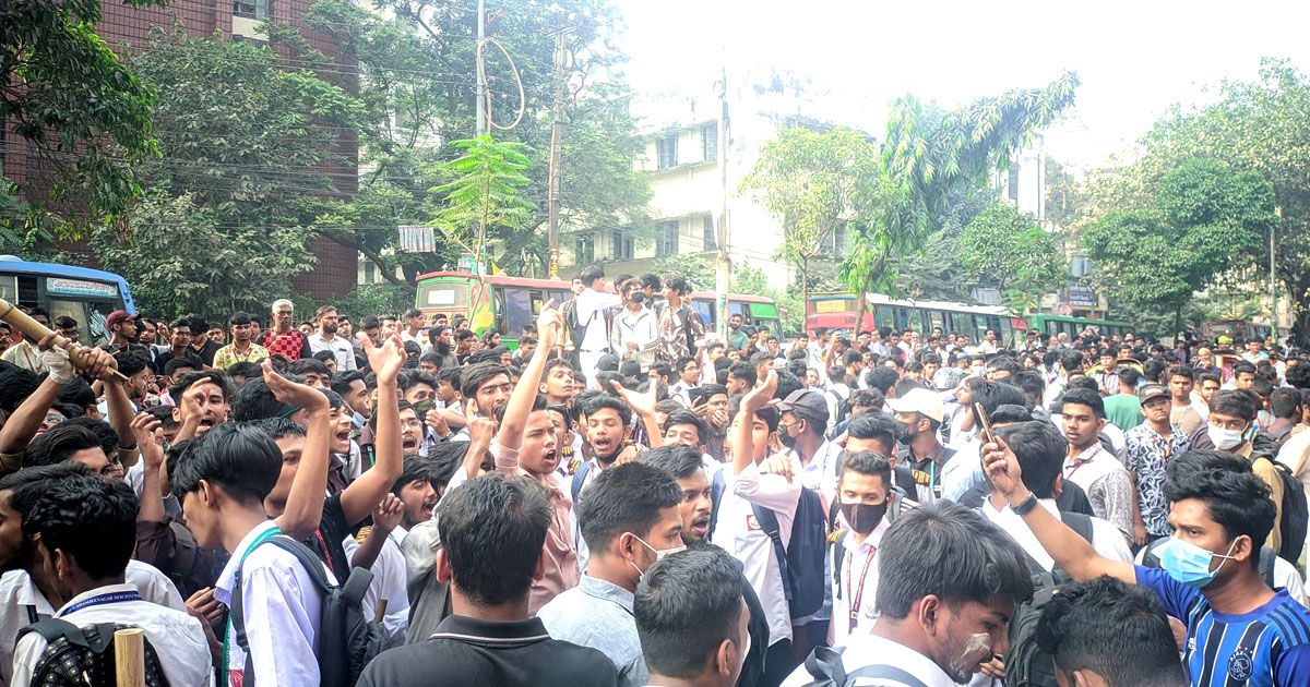 ন্যাশনাল মেডিক্যাল ও সোহরাওয়ার্দী কলেজে ৩৫ কলেজের ছাত্রদের ঘেরাও ভাঙচুর