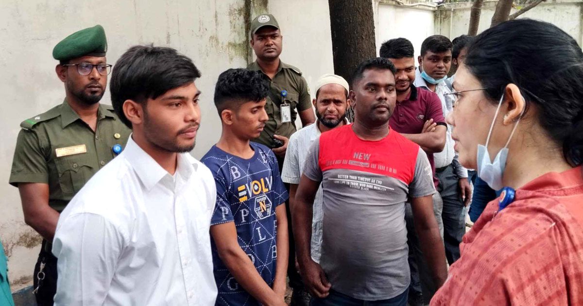ঢামেক হাসপাতালে যৌথ বাহিনীর অভিযান, ২১ দালাল আটক