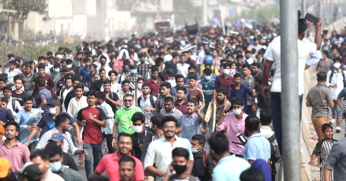 শিক্ষার্থীদের সংঘর্ষে ডেমরা-যাত্রাবাড়ী এলাকা ‘রণক্ষেত্র’