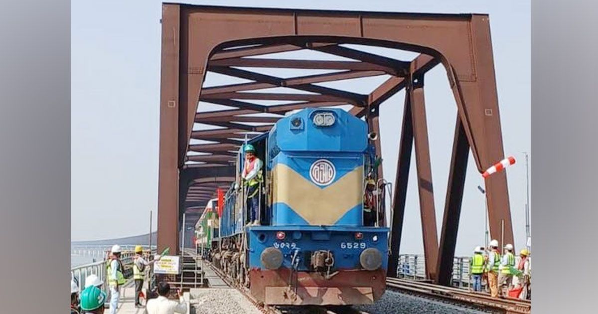 যমুনা রেল সেতুতে পরীক্ষামূলক চলল ট্রেন