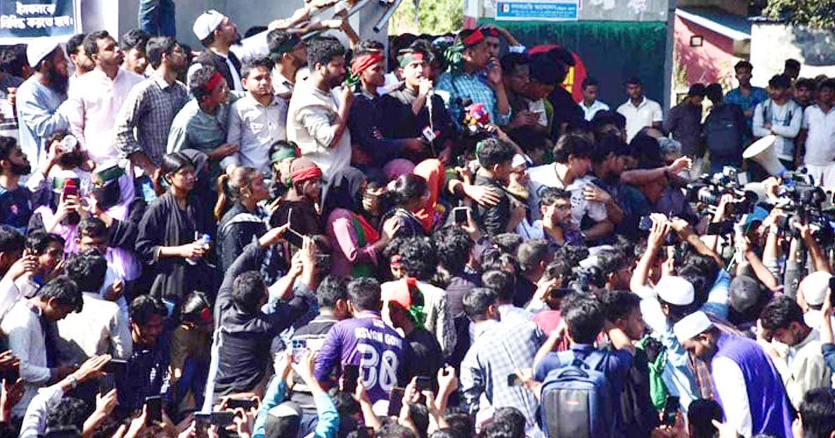 ইসকনকে নিষিদ্ধ করার দাবিতে উত্তাল চট্টগ্রাম