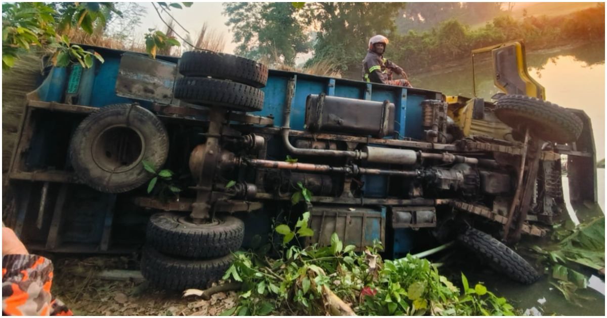 নওগাঁয় সড়কে প্রাণ গেল তিনজনের