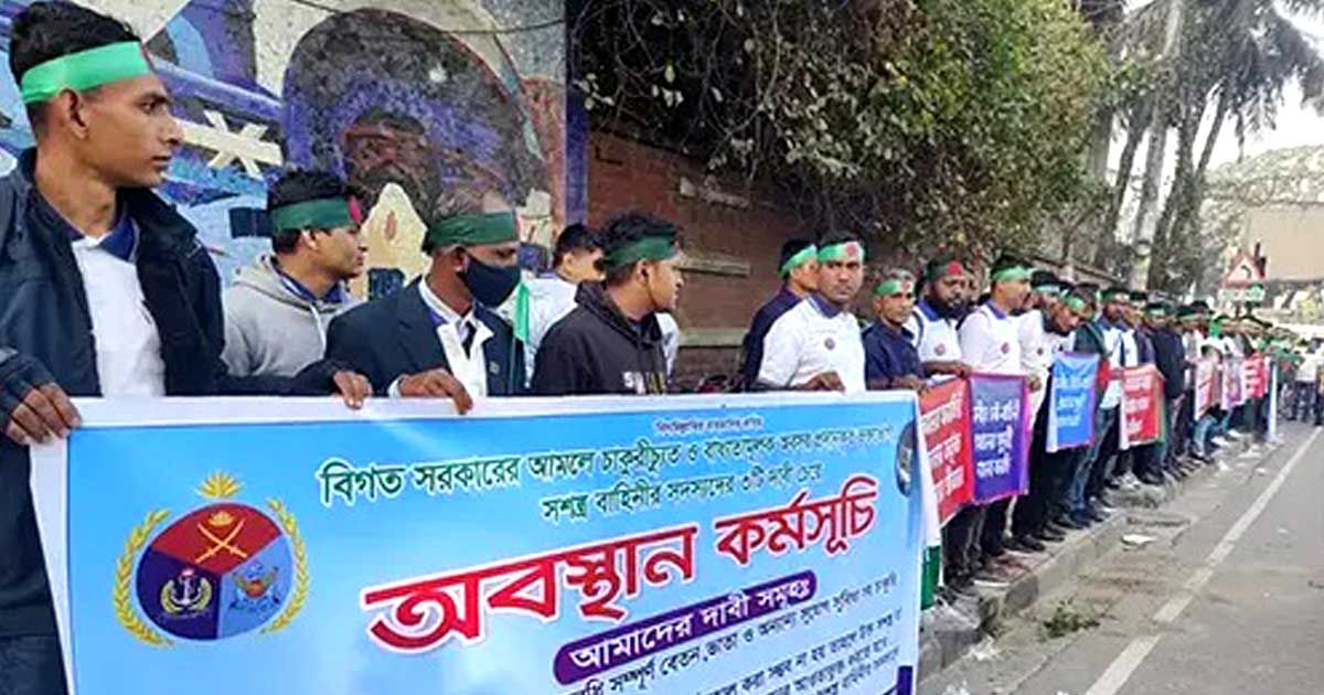 জাহাঙ্গীর-গেটের-সামনে-চাকরিচ্যুত-সেনা-সদস্যদের-অবরোধ-যানজট