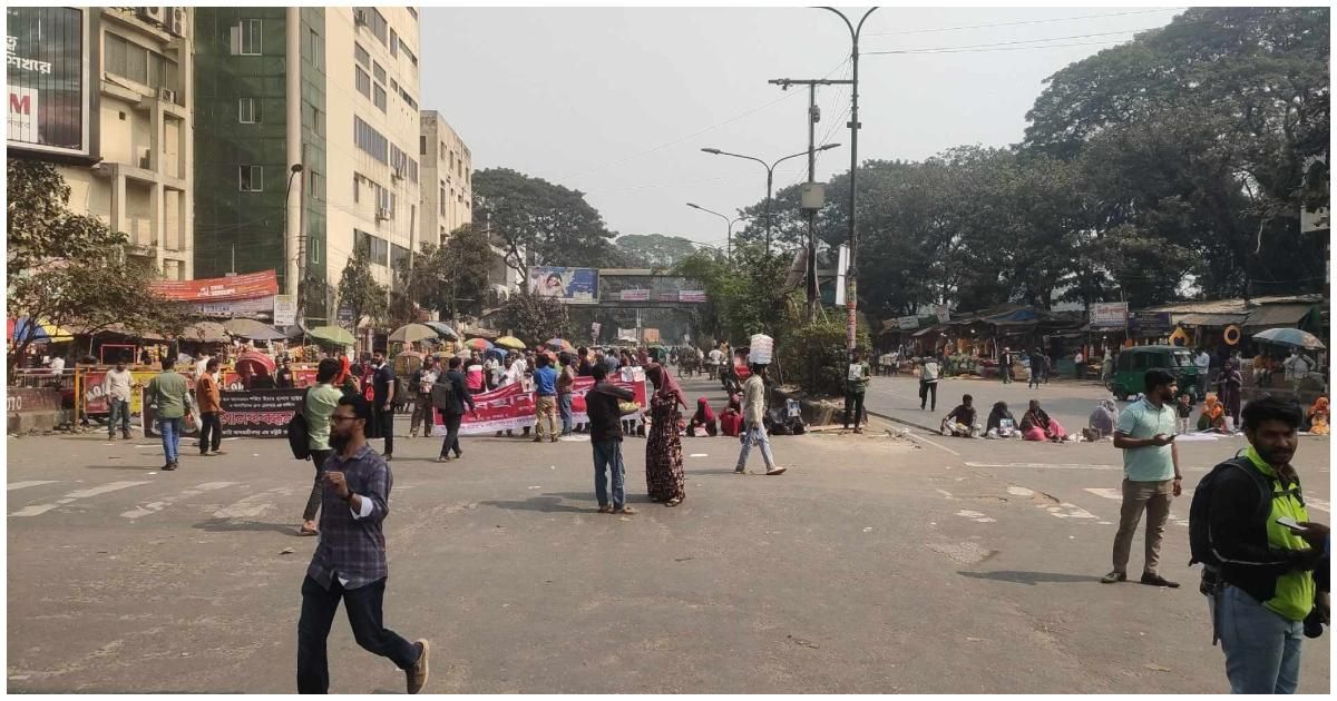 শাহবাগ-মোড়-অবরোধ-বিচার-ও-পুনর্বাসনের-দাবি-শহিদ-পরিবারের-স্বজনদের