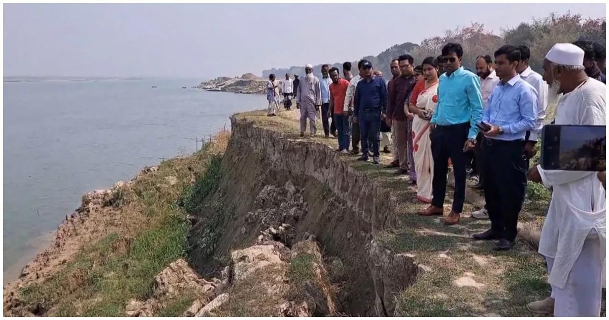 অবৈধ ড্রেজিং: ভাঙনের ঝুঁকিতে পদ্মাপাড়ের ৭ গ্রাম