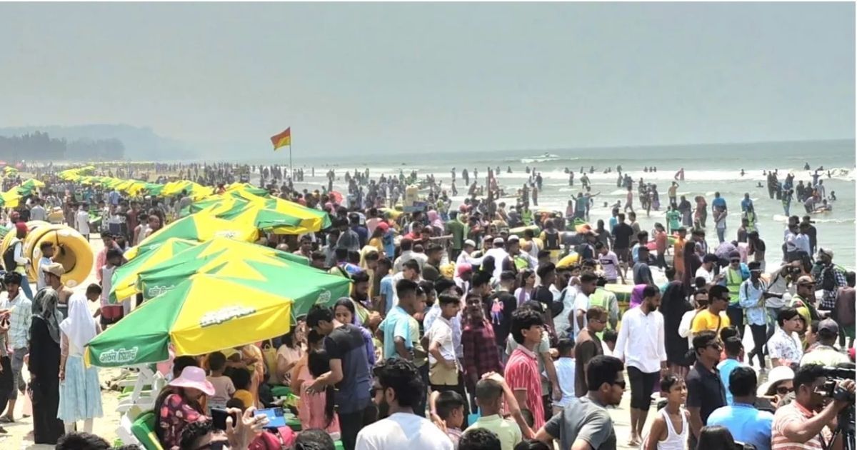 পর্যটকে টইটম্বুর কক্সবাজার
