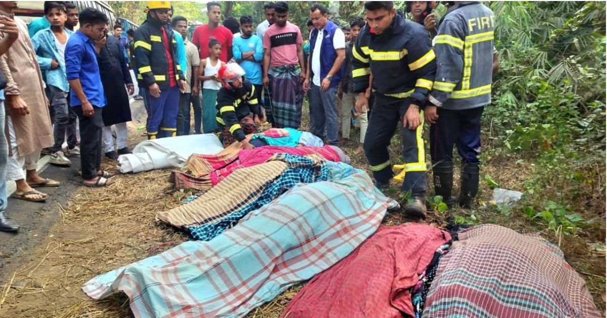 লোহাগাড়ায় বাস-মাইক্রোবাসের সংঘর্ষ, নিহত বেড়ে ১০