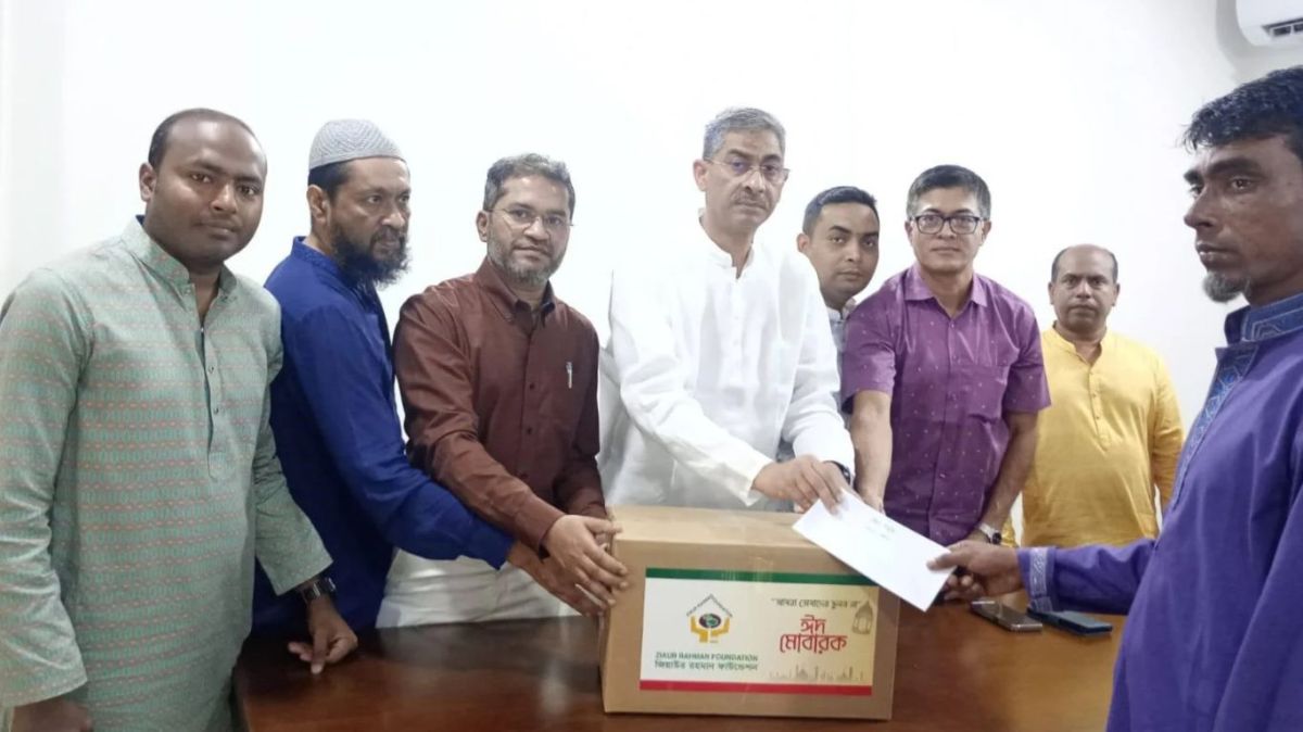 লক্ষ্মীপুরে ১৬ শহীদ পরিবারের হাতে তারেক রহমানের উপহার সামগ্রী