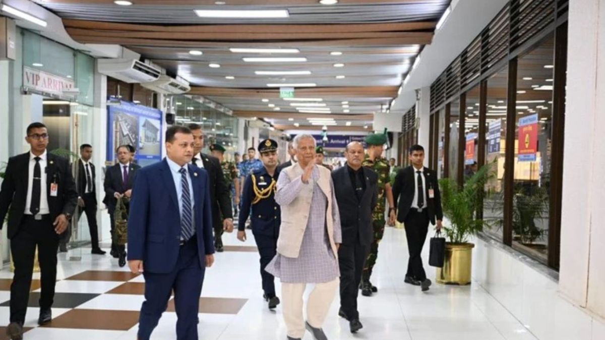 ব্যাংককের উদ্দেশে ঢাকা ছেড়েছেন প্রধান উপদেষ্টা