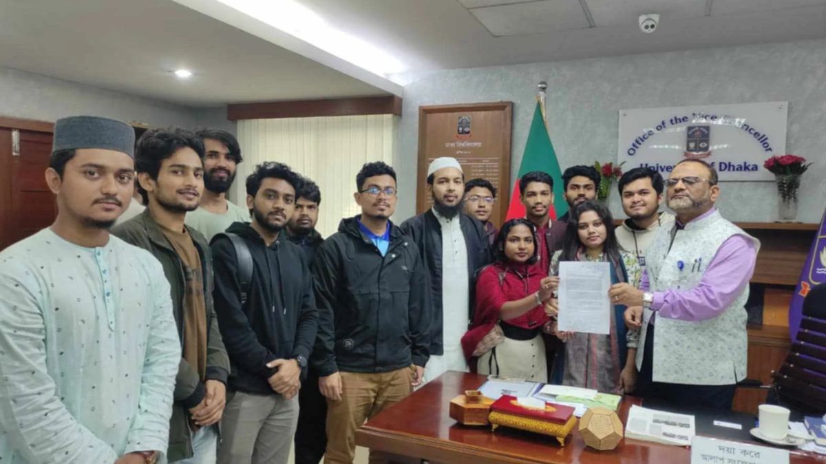 ডাকসু নির্বাচনের রোডম্যাপ ঘোষণায় শিক্ষার্থীদের স্মারকলিপি