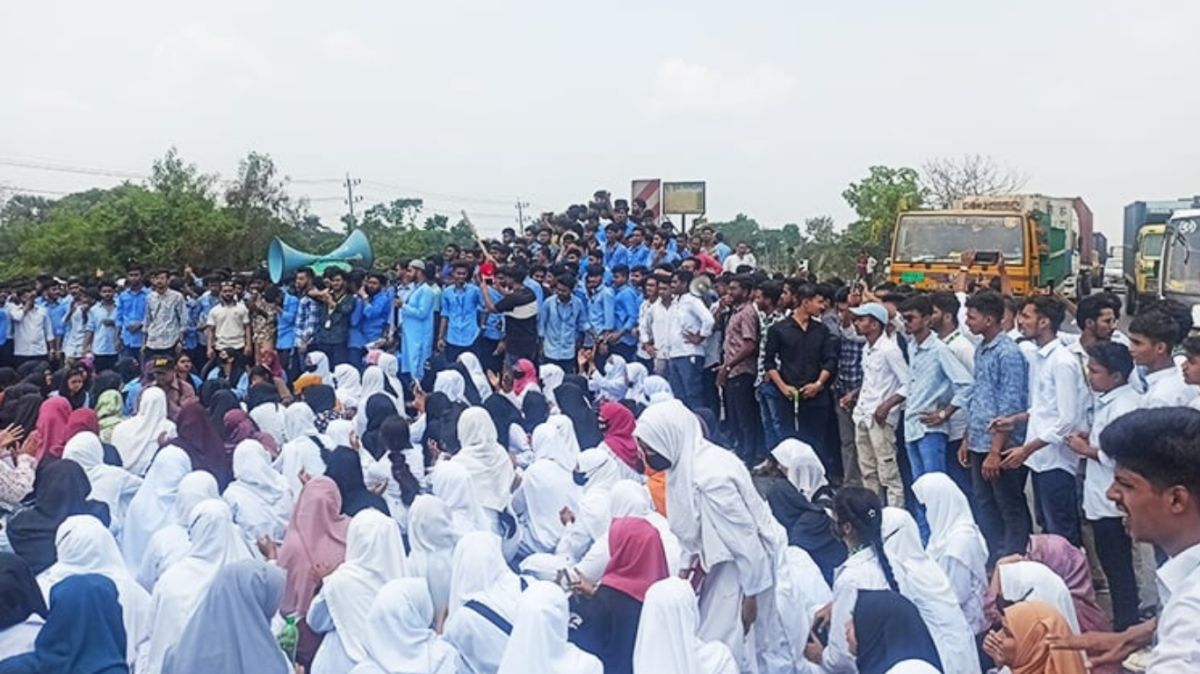 দুই ঘন্টা পর ঢাকা-চট্টগ্রাম মহাসড়কে যান চলাচল শুরু