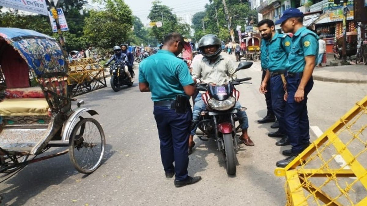 ট্রাফিক আইন লঙ্ঘনে ডিএমপির ১,৫৫৮ মামলা
