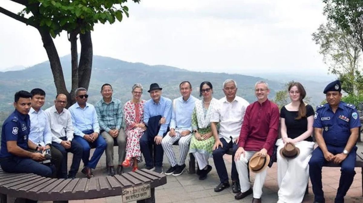 Meeting-four-foreign-representatives-including-the-European-Union-Ambassador-to-the-Hill-Advisor