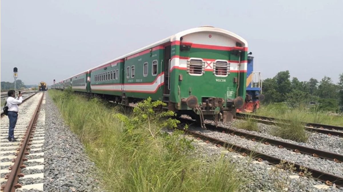 ১৫ ঘণ্টা পর ঢাকা থেকে দক্ষিণাঞ্চলের ট্রেন চলাচল স্বাভাবিক
