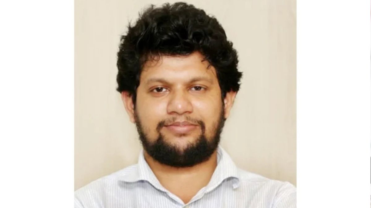তথ্য ও সম্প্রচার উপদেষ্টা তার বাসভবনে আমন্ত্রণ জানিয়েছেন হোসেনকে