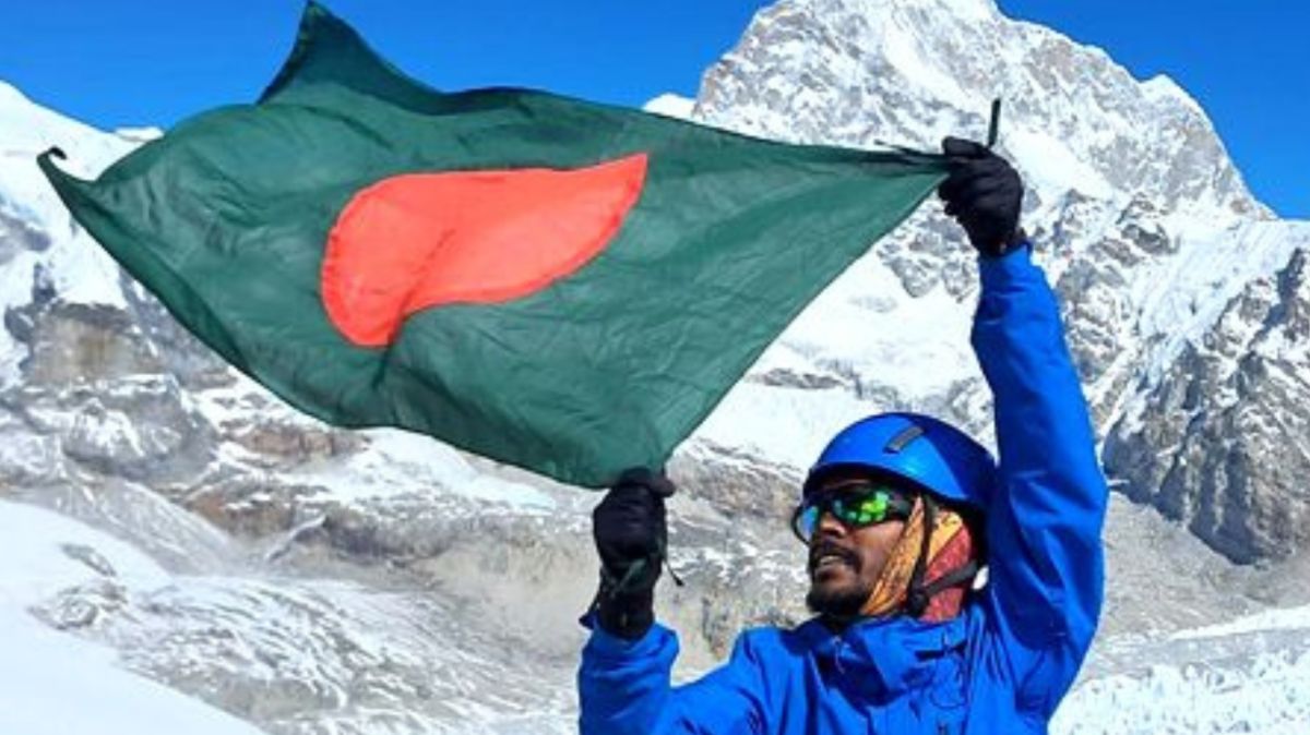 হেঁটে কক্সবাজার থেকে এভারেস্ট চূড়ায় শাকিল