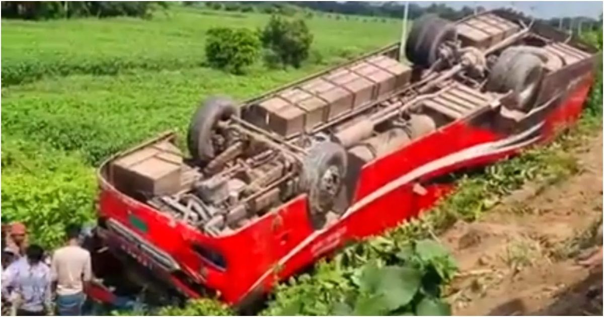 ওভারটেক করতে গিয়ে বাস খাদে, ২০ যাত্রী আহত