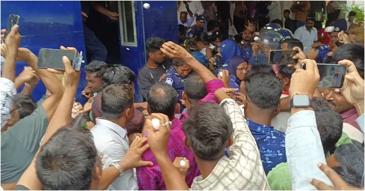 মানিকগঞ্জ-আদালতে-মমতাজকে-ডিম-নিক্ষেপ
