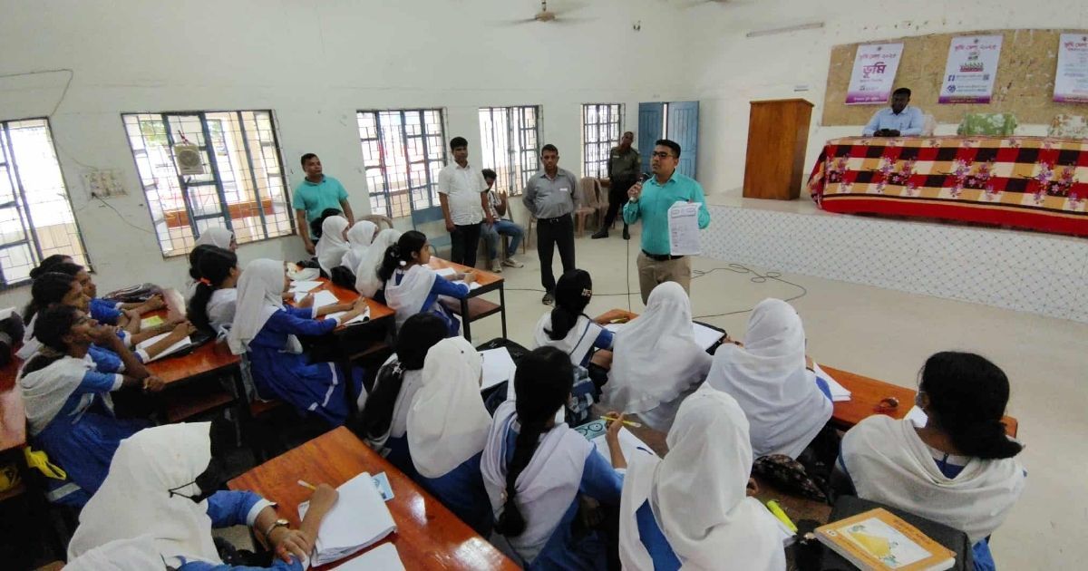 শিক্ষার্থীদের-জমির-দলিল-চিনতে-আগ্রহী-করলেন-ইউএনও