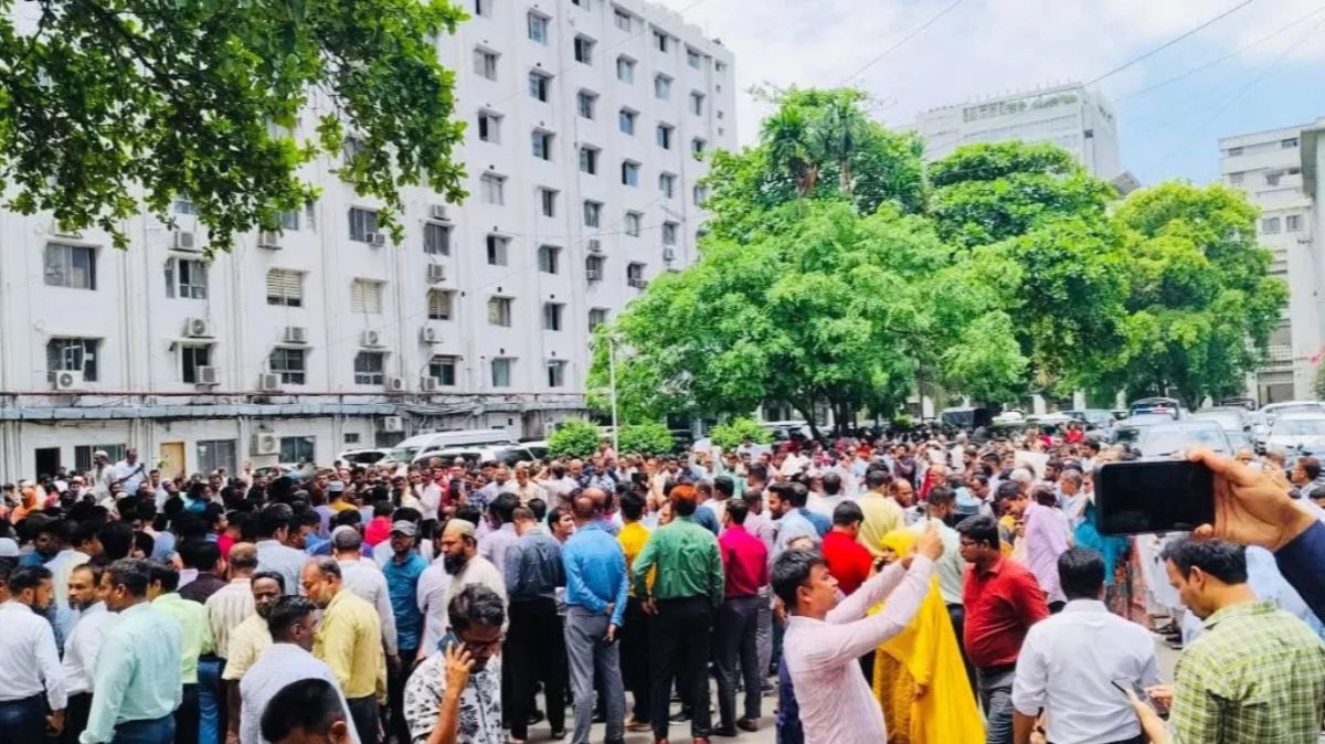 চতুর্থ-দিনের-মতো-সচিবালয়ে-কর্মচারীদের-বিক্ষোভ