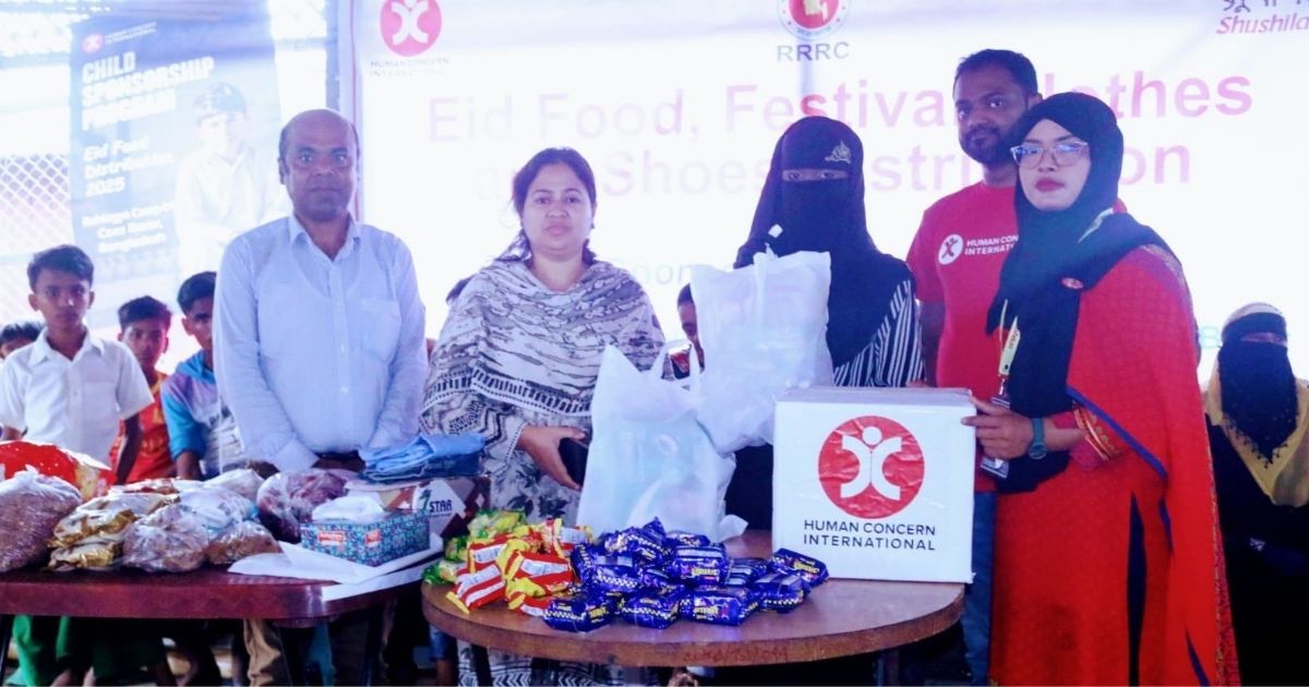 Distribution-of-Eid-Gifts-Between-Charan-and-Rohingya-Children