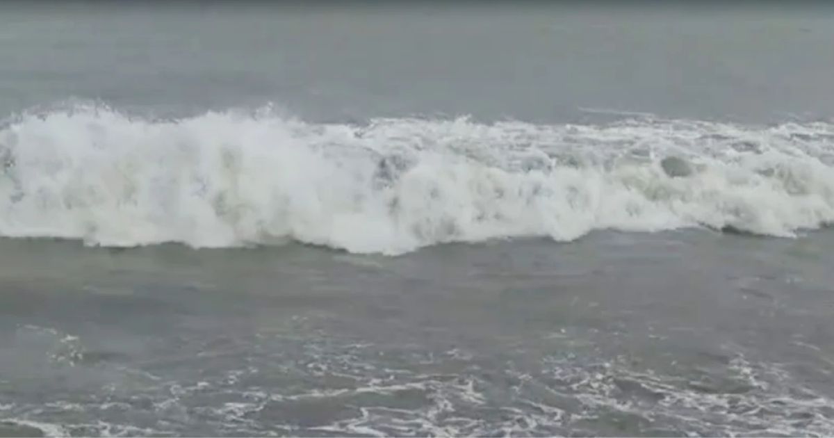 Warning-signal-at-the-port-of-rain-at-the-shore-of-the-shore