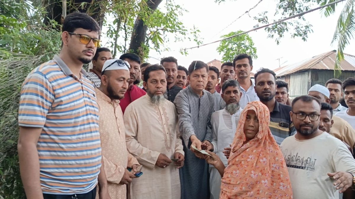 Hafiz-Ibrahims-financial-assistance-to-the-victims-under-the-influence-of-low-pressure-in-Borhanuddin
