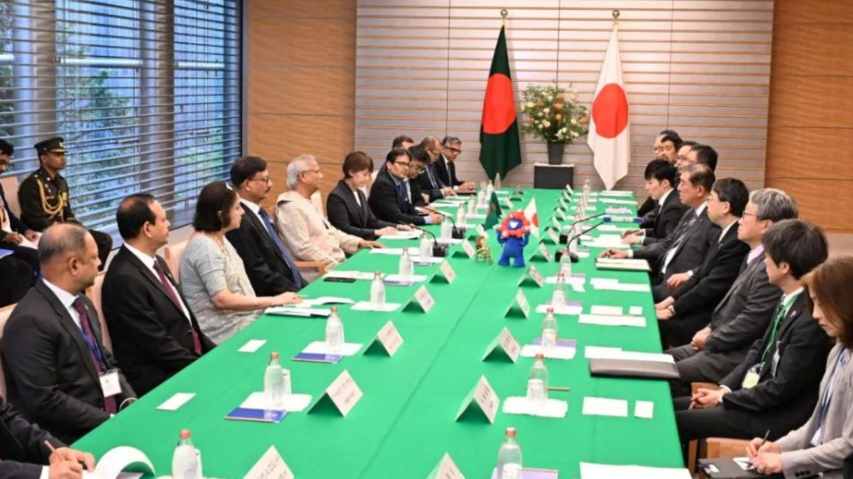 The-Prime-Minister-of-the-Japanese-with-the-chief-adviser-to-start-meeting