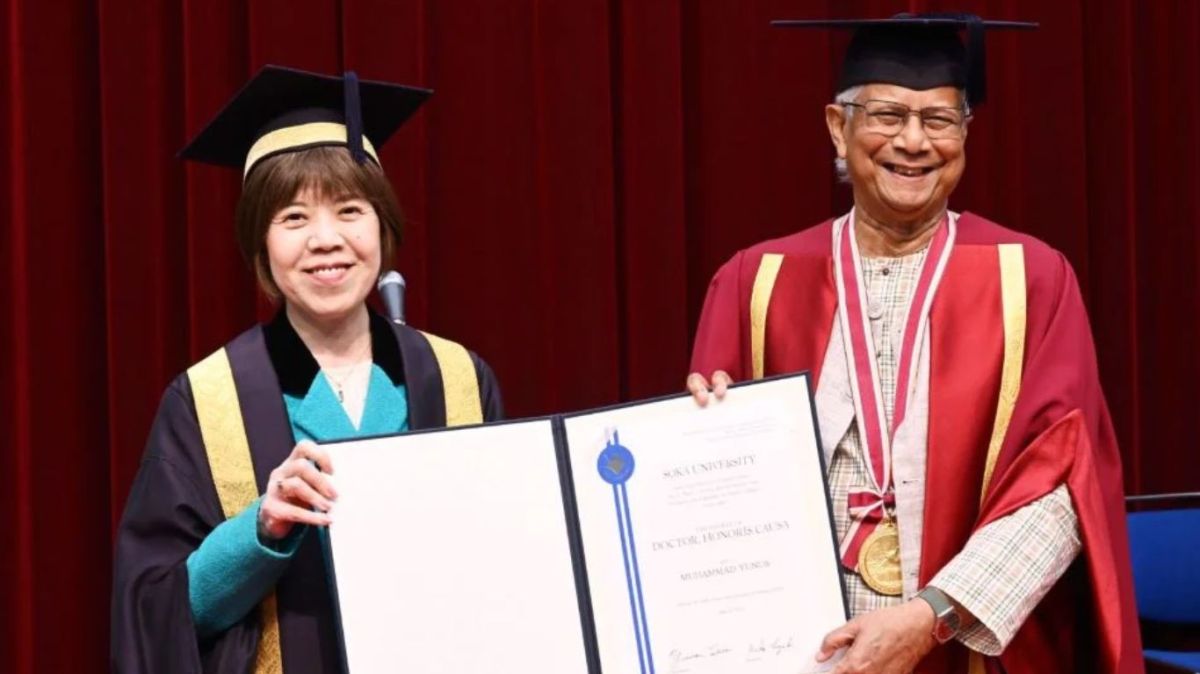 Providing-honorary-doctorate-degree-to-Professor-Yunus-at-the-University-of-Soka
