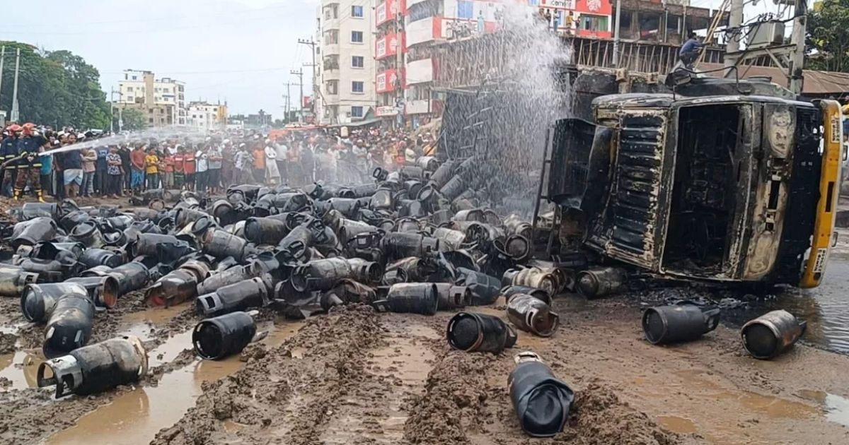 বেহাল-সড়কে-সিলিন্ডারবাহী-ট্রাক-উল্টে-বিস্ফোরণ