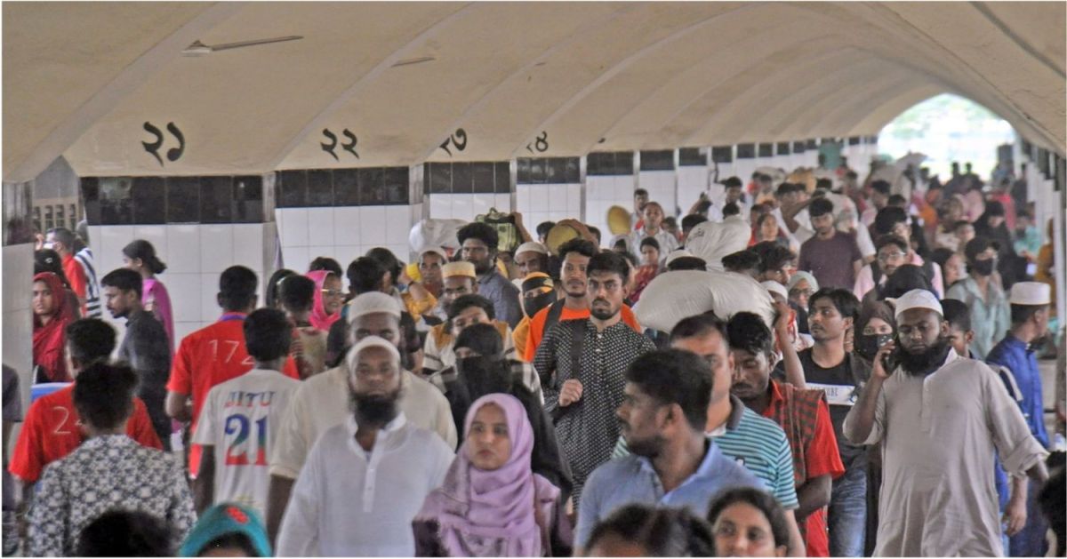 People-are-returning-to-Dhaka-after-a-long-holiday-of-Eid