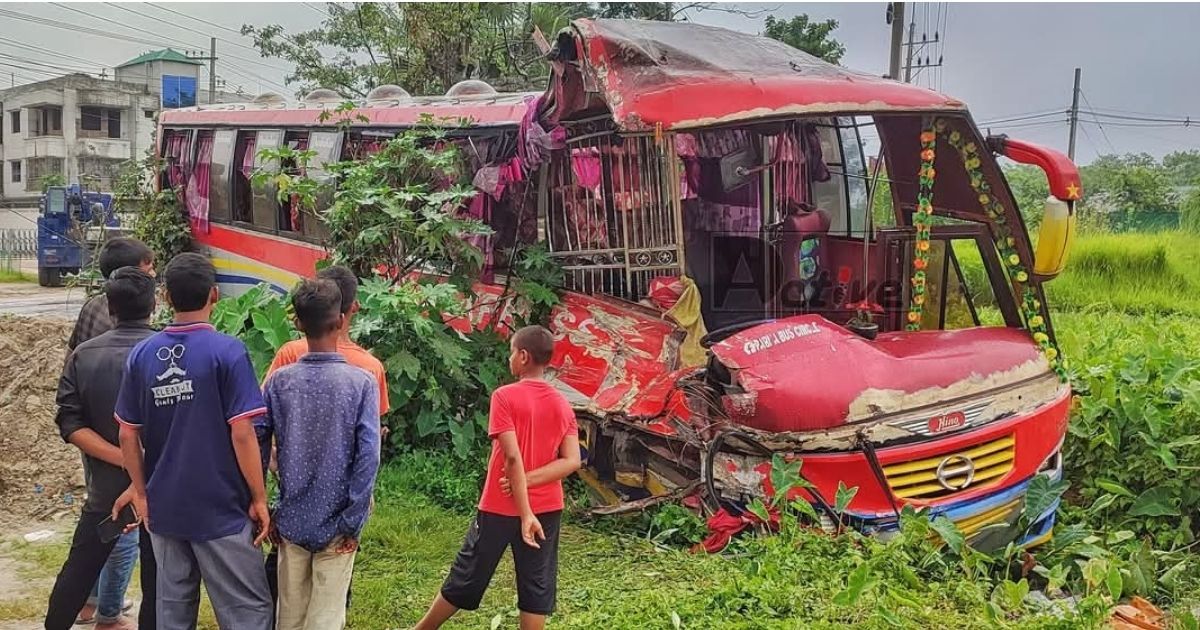 Bus-in-Pabna--Truck-driver-killed-in-a-collision-with-truck