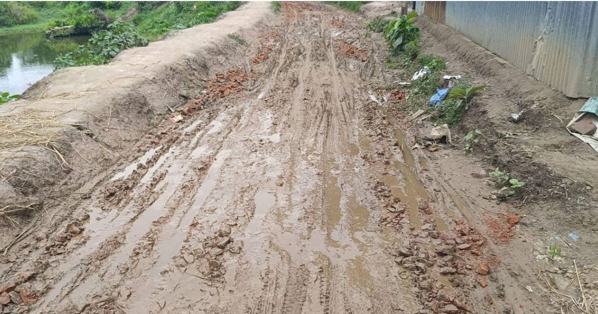 Gosipur-Jalsuka-road-work-has-not-been-completed-in-6-months 