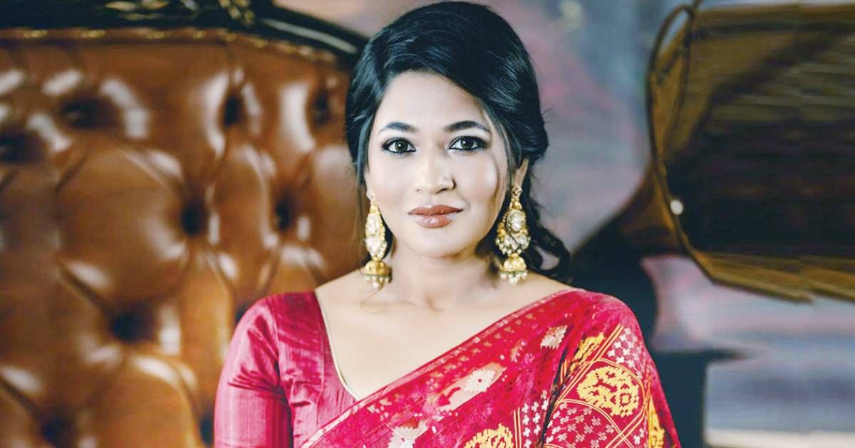 Esha-Murder-is-fascinated-by-the-festival