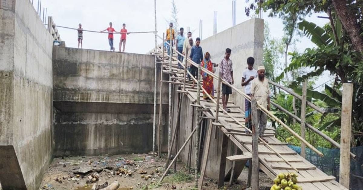 The-ladder-has-to-rise-on-the-bridge-of-Tk-1-crore
