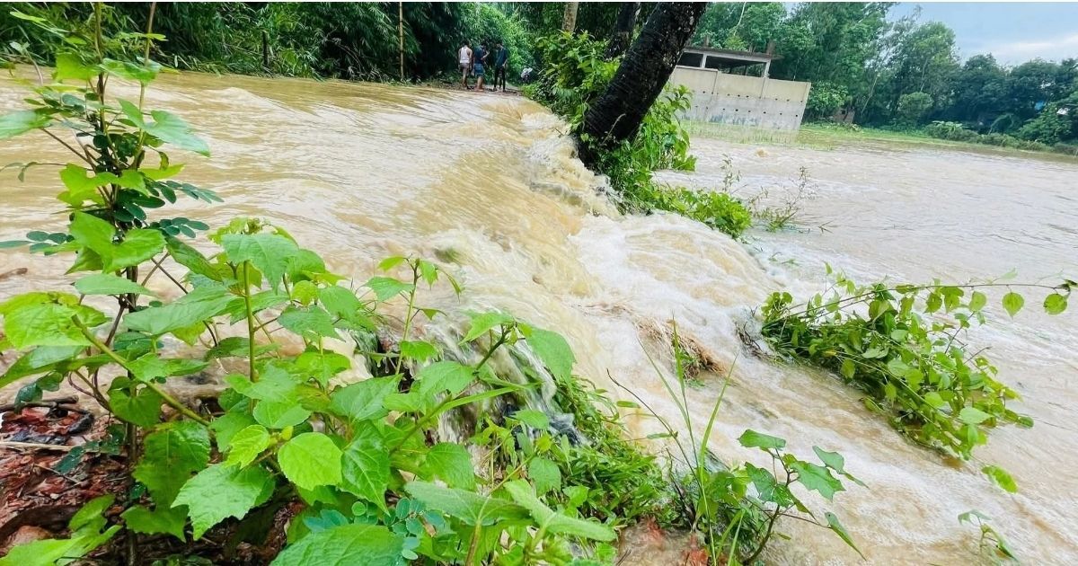 Four-grams-flooded-the-Flood-Control-Dam-of-the-Muhuri-River-in-Fenis-Phulgazi