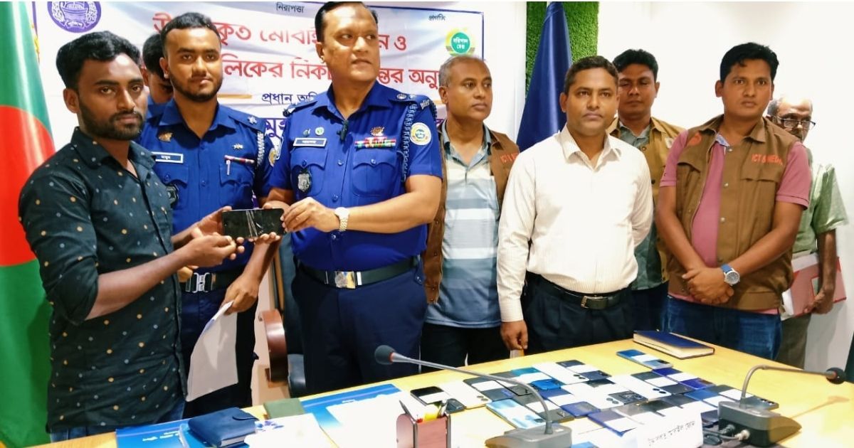 Pirojpur-Superintendent-of-Police-has-handed-over-20-mobile-phones-recovered-in-Pirojpur