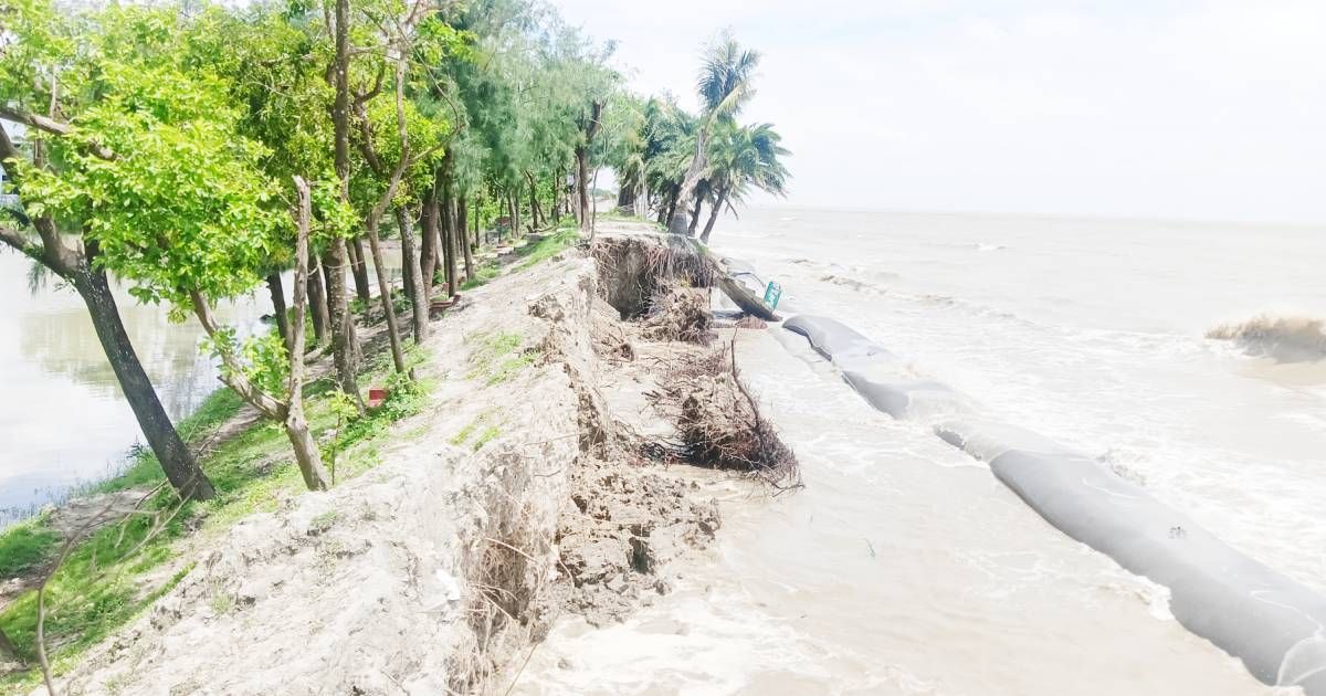 দ্রুত বেড়িবাঁধ নির্মাণের দাবি পারকি সমুদ্র সৈকত এলাকায়