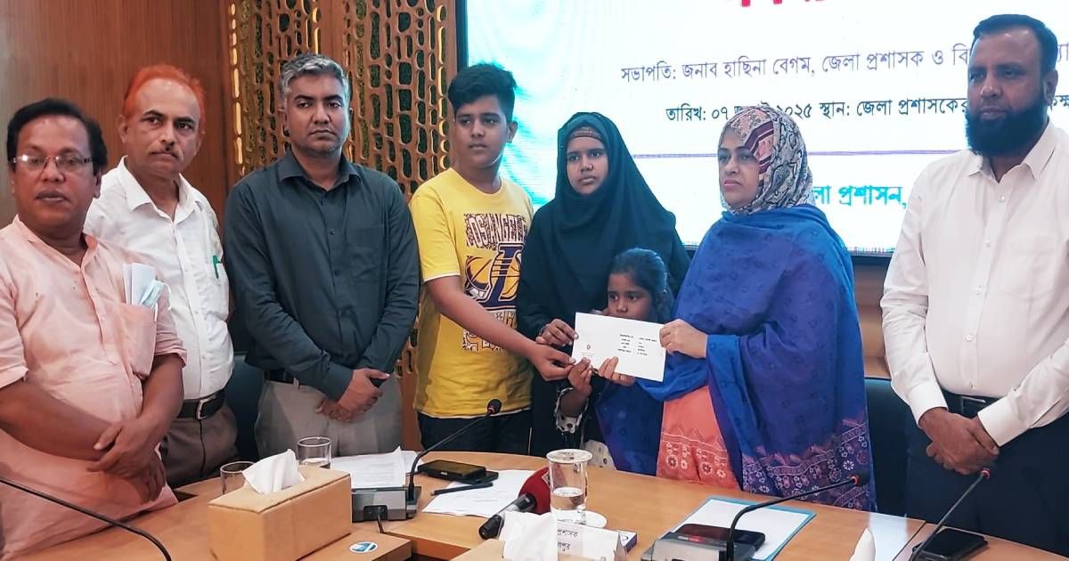 জামালপুরে-জুলাই-শহীদ-পরিবারে-সঞ্চয়পত্রের-চেক-বিতরণ