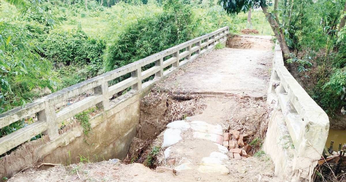 লোহাগাড়ায়-হুমকির-মুখে-সোনাছড়ি-সেতু