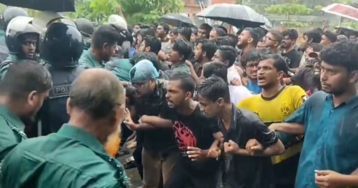 বরিশাল-ভোলা মহাসড়ক অবরোধে ইঞ্জিনিয়ারিং শিক্ষার্থীরা, পুলিশের লাঠিচার্জে আহত ২০