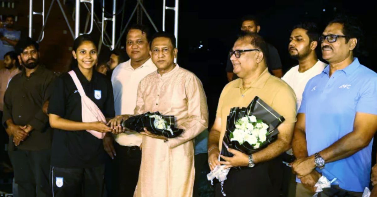 It-costs-Tk-2-lakh-to-pay-a-bouquet-of-flowers-in-the-deep-night