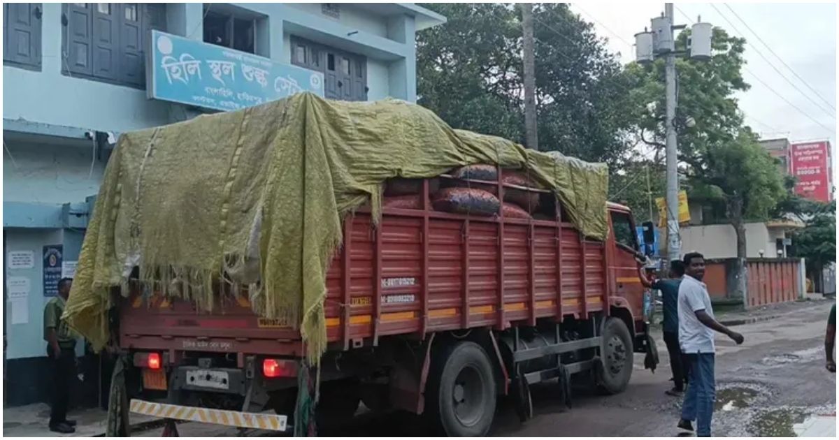 হিলি স্থলবন্দর দিয়ে ভারত থেকে আবারও কাঁচা মরিচ আমদানি শুরু