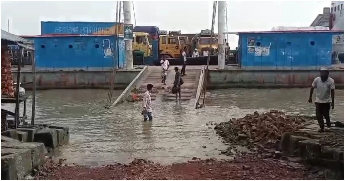 অতি জোয়ারে প্লাবিত ইলিশা ফেরিঘাট, ভোলার ১০ নৌ-রুটে যান চলাচল বন্ধ