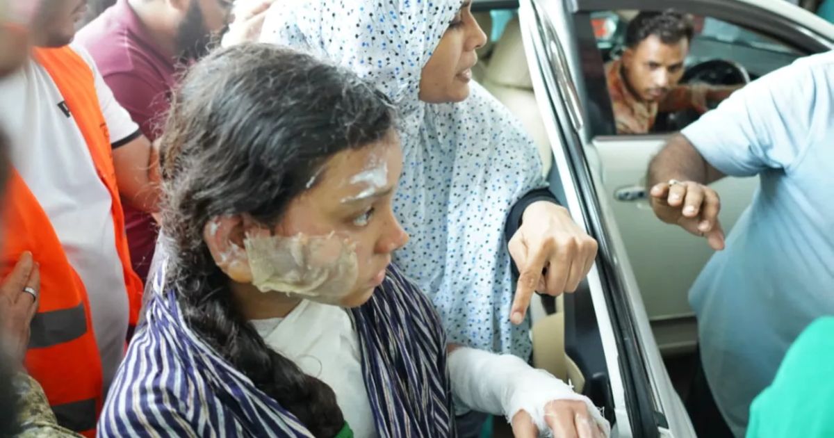 Aircraft-crashed-in-Uttara-A-crowd-of-relatives-admitted-to-the-Burn-Institute