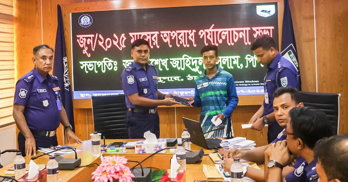 Thakurgaon-police-explained-to-the-owner-after-recovering-the-lost-20-mobiles