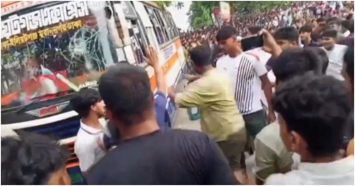 নিয়ন্ত্রণ-হারিয়ে-ফুটবল-খেলার-মাঠে-ঢুকে-পড়ল-বাস-নিহত-১
