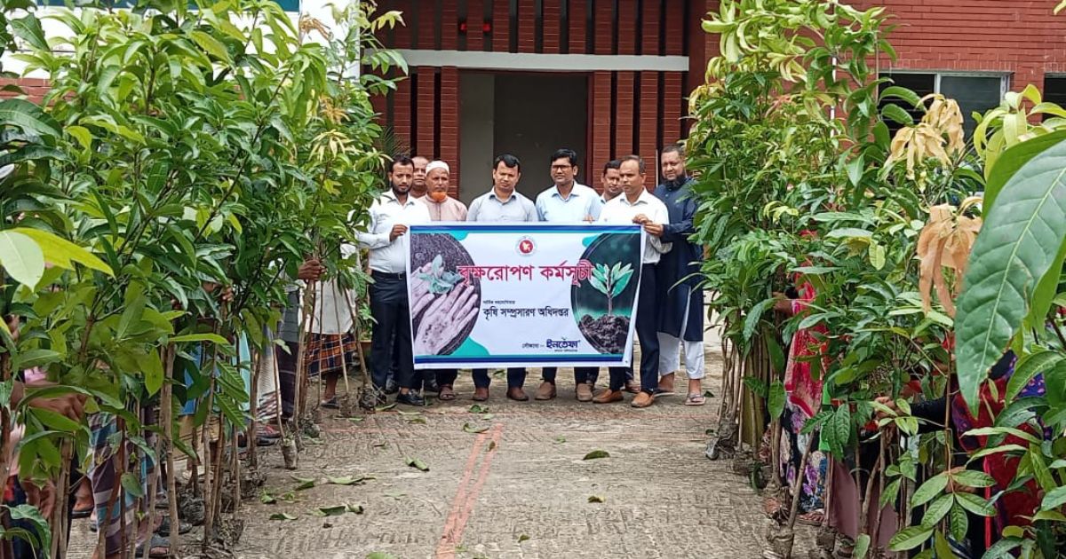 নওগাঁয়-ইনতেফার-উদ্যোগে-ফলজ-ও-বনজ-গাছের-চারা-বিতরণ