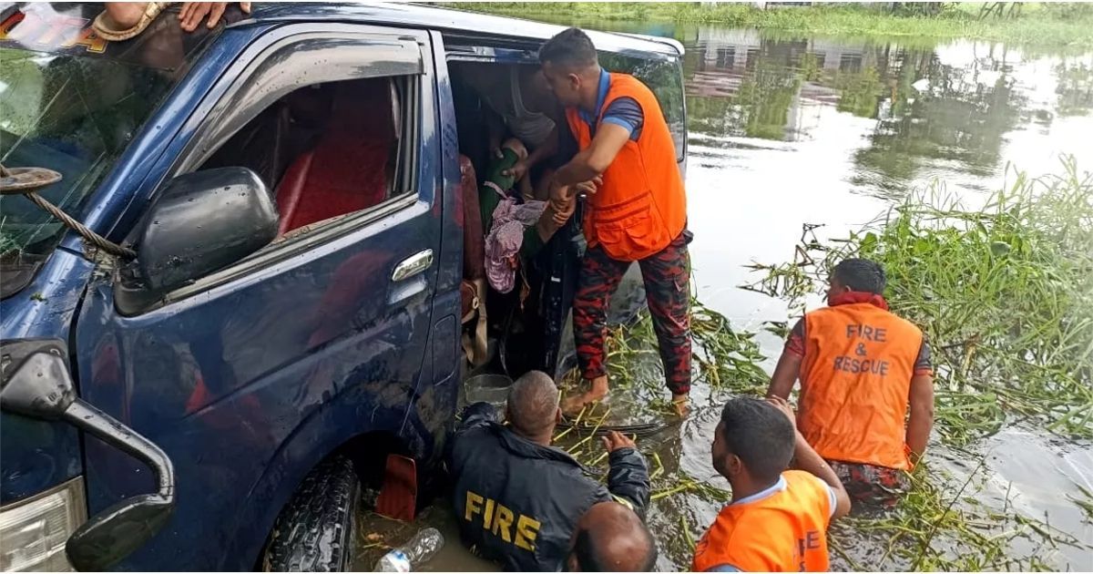  নোয়াখালীতে-মাইক্রোবাস-খালে-পড়ে-এক-পরিবারের-৭-জন-নিহত