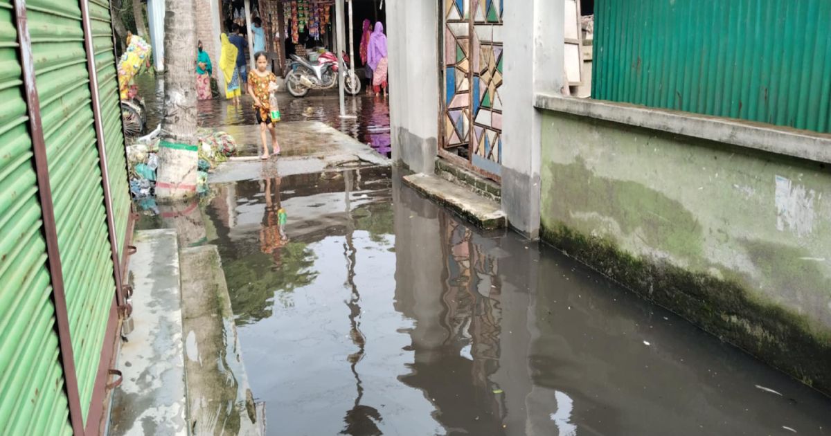 রূপগঞ্জে জলাবদ্ধতা স্থায়ীরূপ নিয়েছে; চরম ভোগান্তিতে স্থানীয়রা